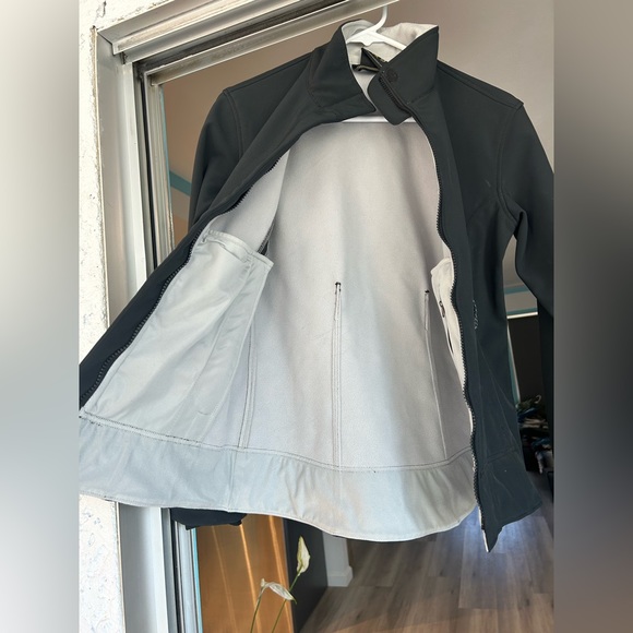 Women’s mountain hardware waterproof, hard shell jacket. - Picture 2 of 4